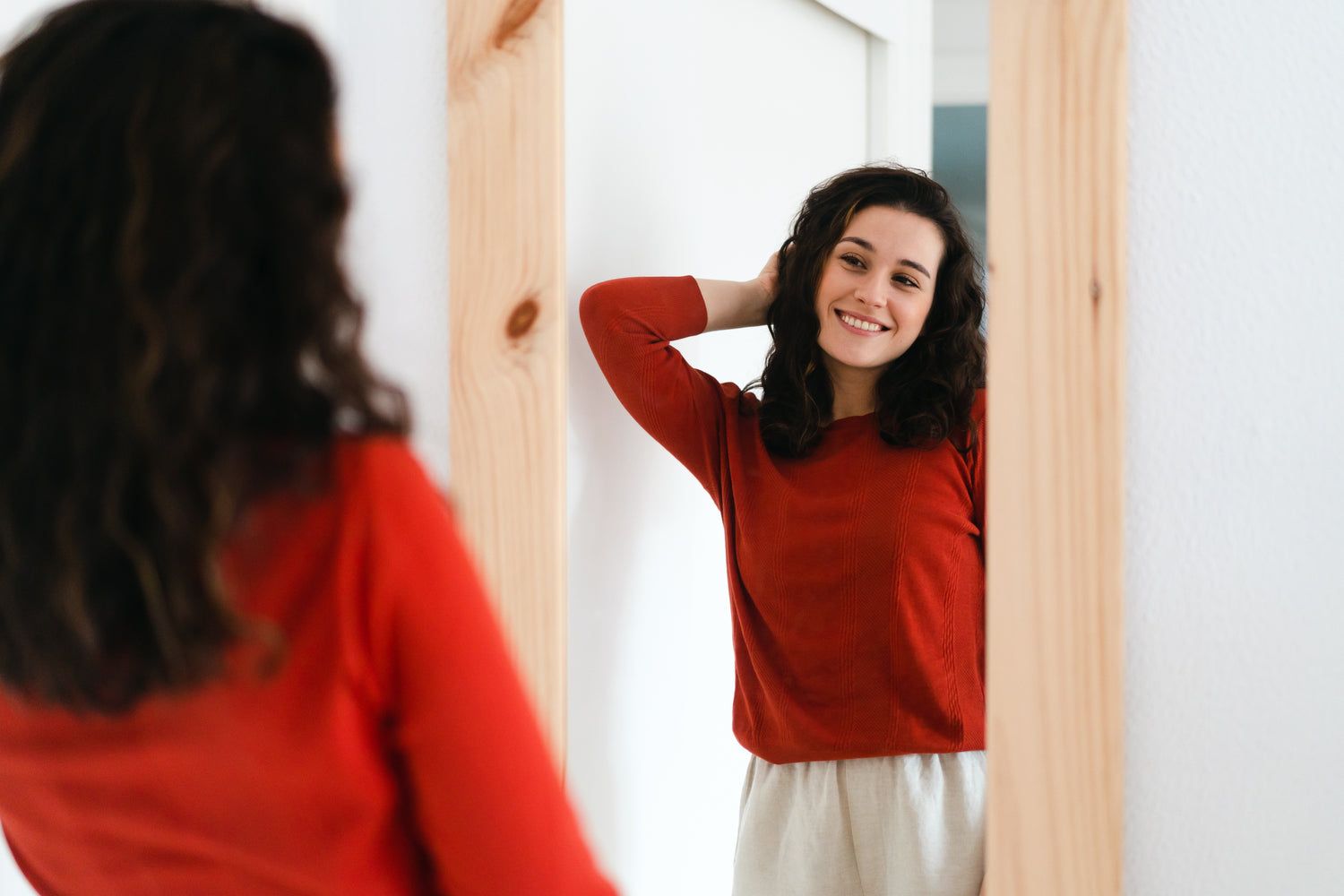 Une femme devant son beau miroir - Miroir émoi